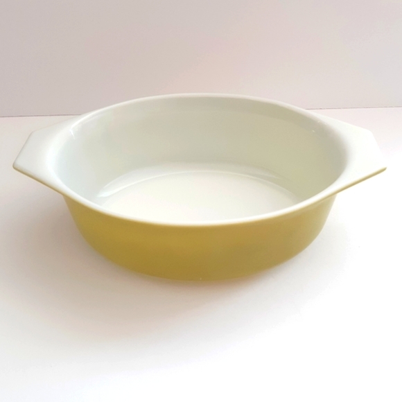 Pyrex Verde Casserole - Picture 2 of 8